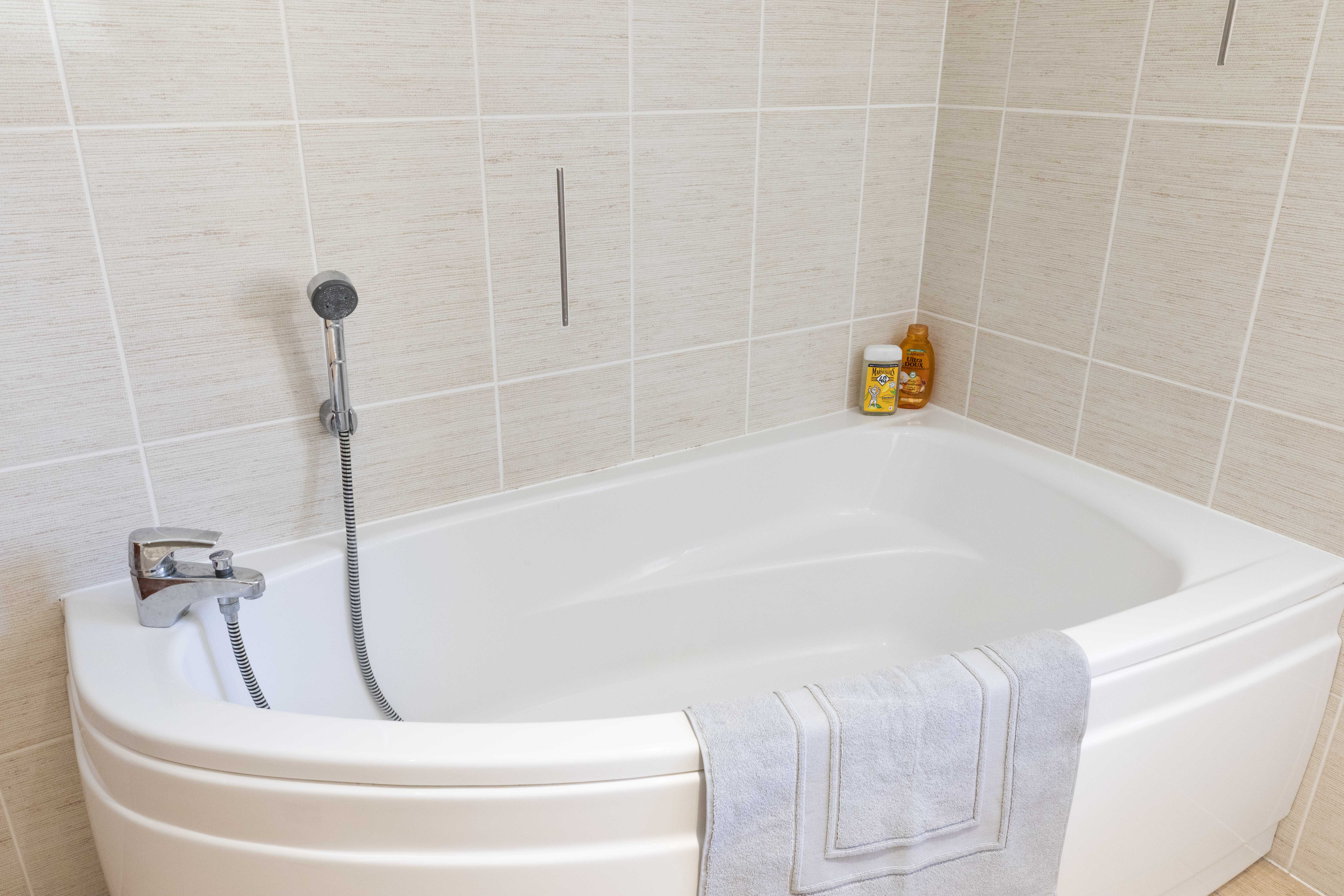 Salle de bain avec baignoire d'angle